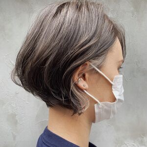 インナーカラーとハイライトカラーのショートヘア
