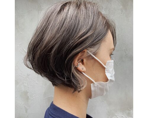 インナーカラーとハイライトカラーのショートヘア